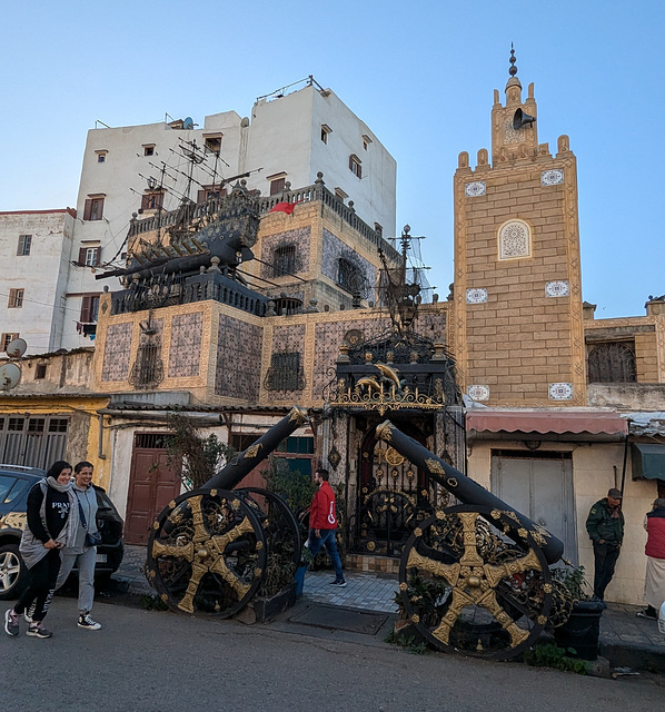 Bateau de pirate et mosquée / Pirate ship and mosque
