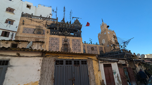 Pirate ship and mosque / Bateau de pirate et mosquée