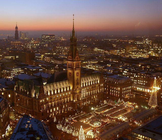 Blick von der Petrikirche (PiP) auf den Weihnachtsmarkt vor dem Hamburger Rathaus