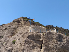 Felsen mit Statuen