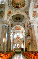 Füssen: Klosterkirche St. Mang. Langhaus mit Hauptaltar. ©UdoSm