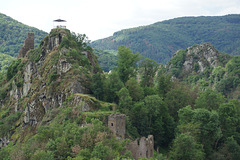 Blick vom Eifeler Eck auf Burg Are mit Aussichtsplattform, Burghaus mit Turm und Teufelsloch 051