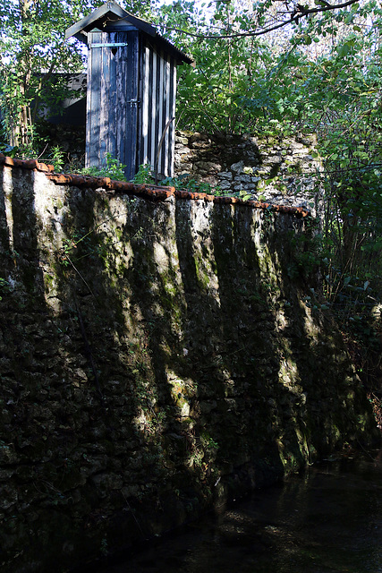 Une rivière , un mur de trois mètres , le parcours du combattant pour faire popo .