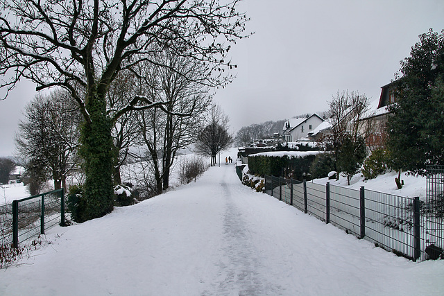 Schneebedecker Weg neben den Häusern (Breckerfeld) / 8.04.2023