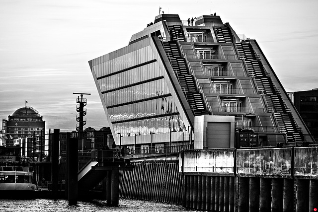 Dockland, ziemlich steile Treppenläufe...