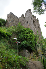 Burg Are, unteres Burghaus mit Turm 028