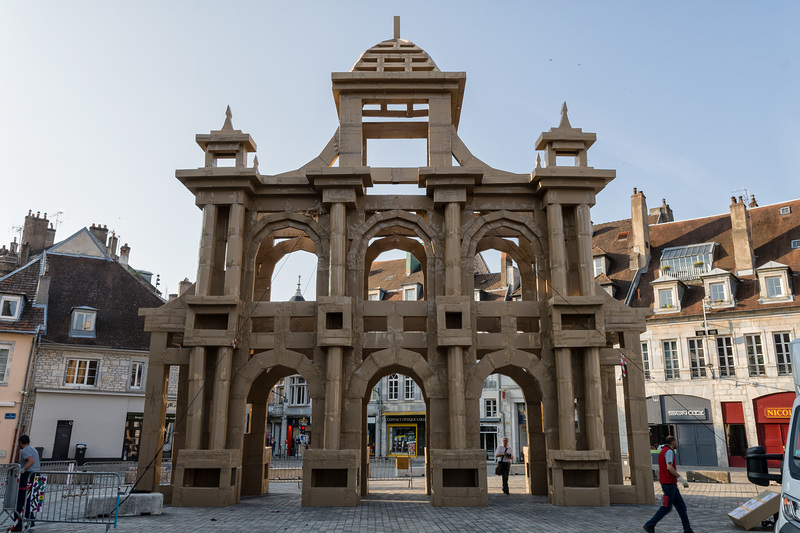 BESANCON: Place de la Révolution: Reconstitution de l'Arc de Triomphe en carton 04