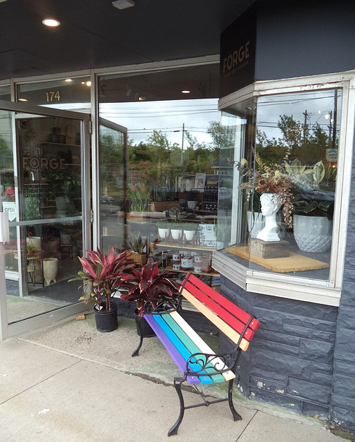 Banc coloré et reflets de vitrine