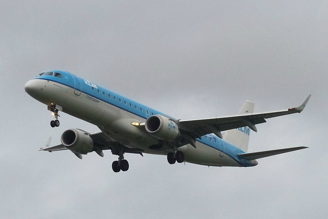 PH-EZN approaching Heathrow - 4 November 2015