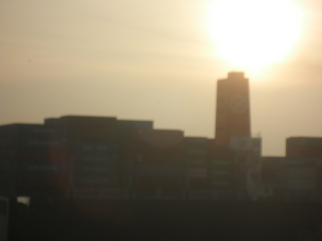 Schornstein u. Container unter der Sonne