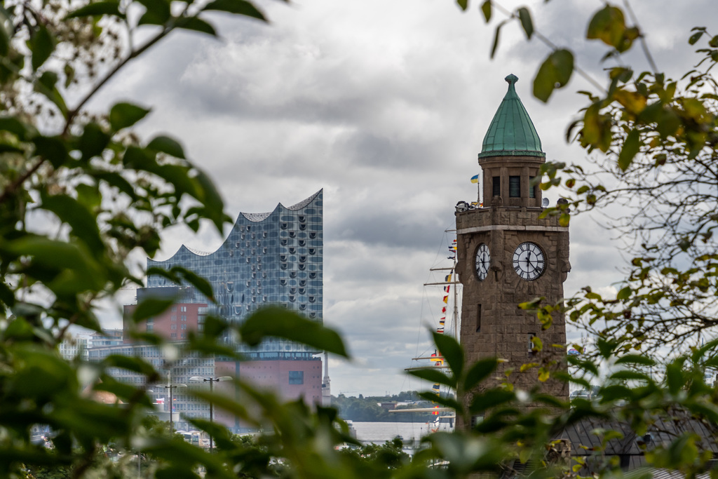 Elphi und Uhrenturm der Landungsbrücken