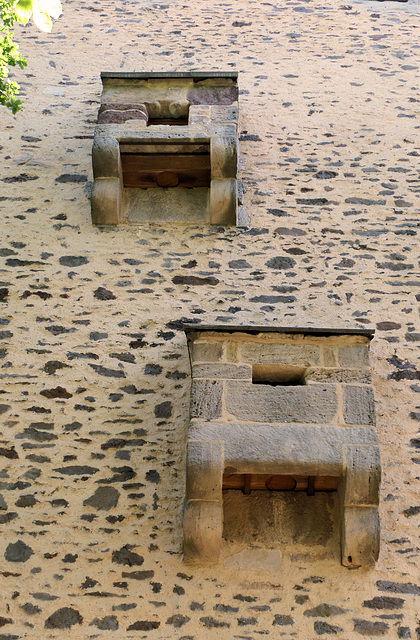 Klosetthäuschen an der Burgmauer