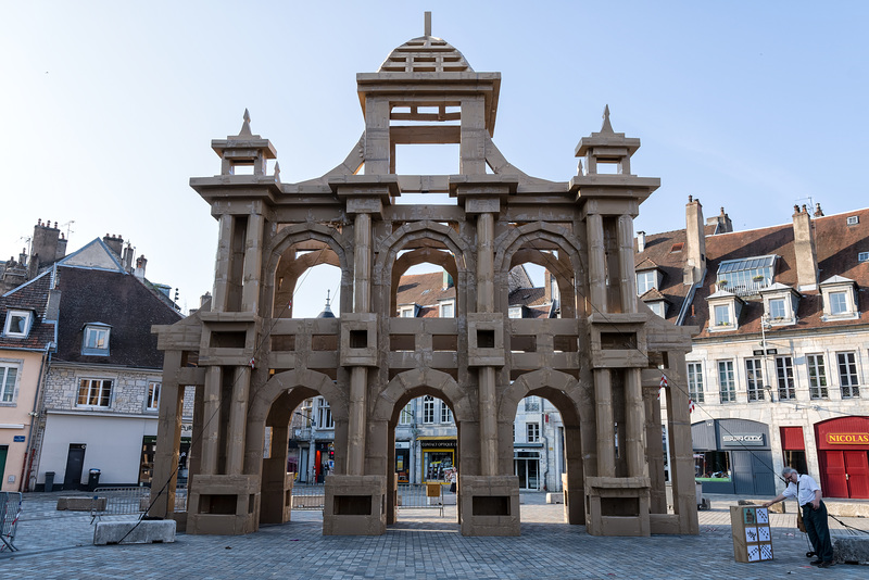 BESANCON: Place de la Révolution: Reconstitution de l'Arc de Triomphe en carton 06