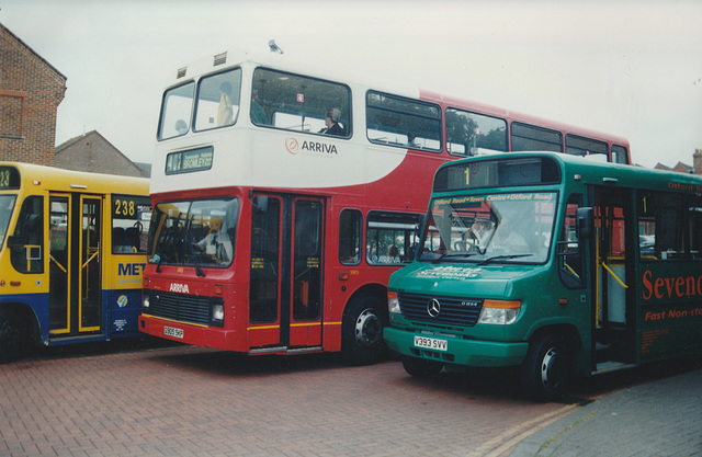 Buses in Sevenoaks bus station – 14 Aug 2000 (441-25)