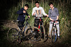 Jóvenes en bicicleta de montaña.