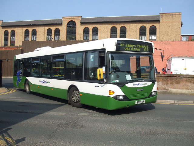 DSCF3617 Connexions Buses 5209 UA (YN02 GGZ, UK02 DRM) in Harrogate - 9 Jun 2016