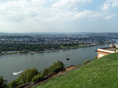 Blick von der Burg Ehrenbreitstein in Koblenz Rheinabwärts