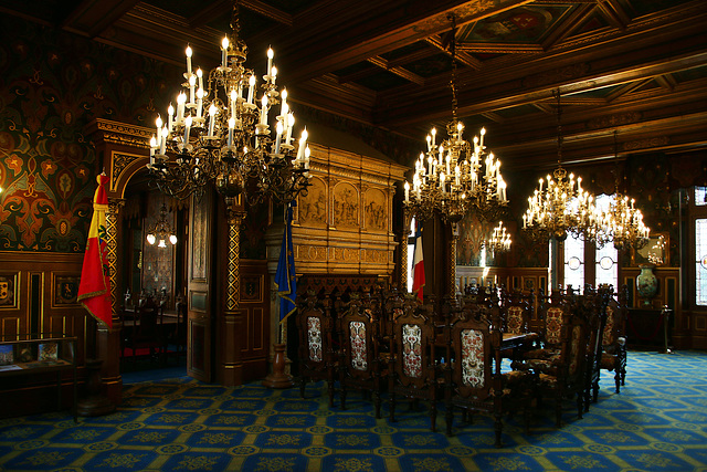 Pour la visite de Charles III , on a refait le salon , et côté bectance on avait prévu un couscous royal avec de l'harissa importé de Tataouine . Et bien on attend toujours sa Majesté et sa meuf . Que