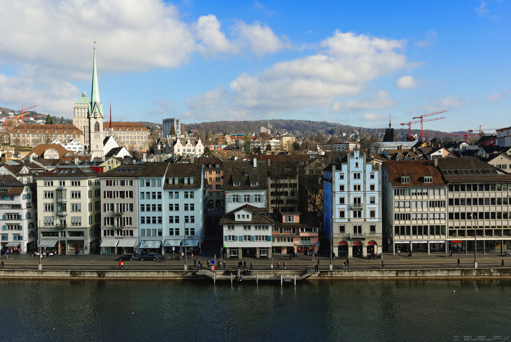 Lindenhof - Blick über die Limmat zum Limmatquai (© Buelipix)