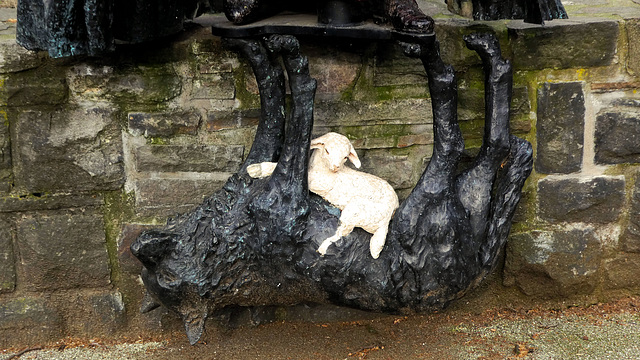 Detail der Hengsbach-Installation (see PiP) am Dom in Essen