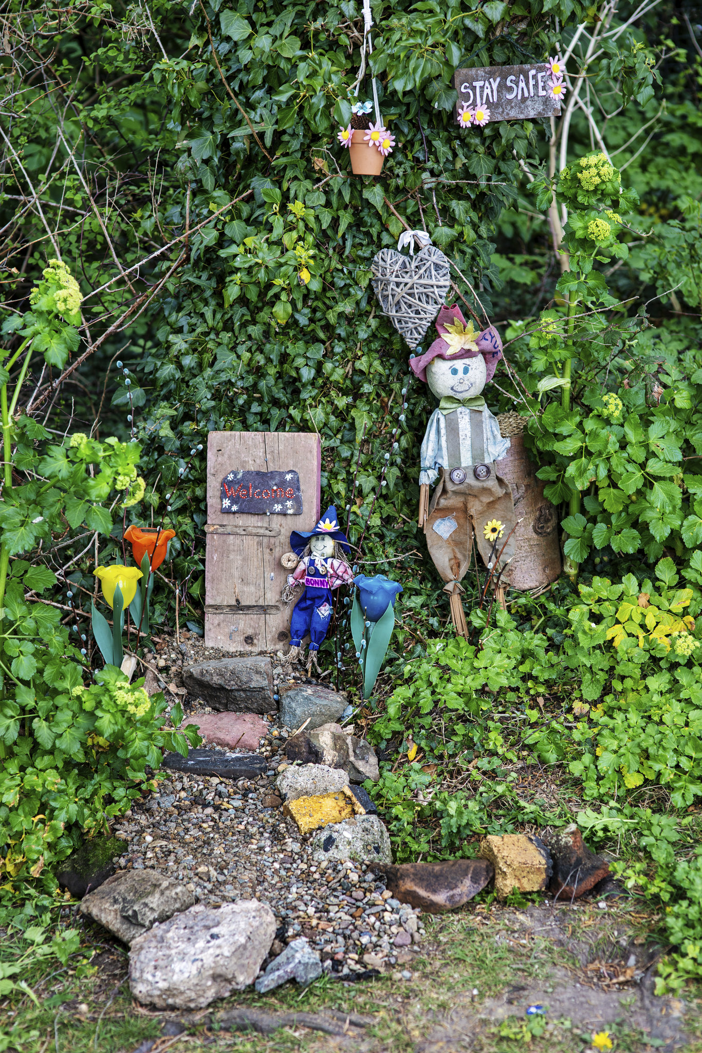 Bonny and Clyde the Scarecrows