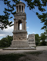 20150521 8045VRAw [F] Juliermonument, Monumentaltor, Glanum, Saint-Remy-de-Provence