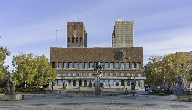 Blick von Aker Brygge zum Rathaus von Oslo (© Buelipix)