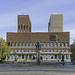 Blick von Aker Brygge zum Rathaus von Oslo (© Buelipix)