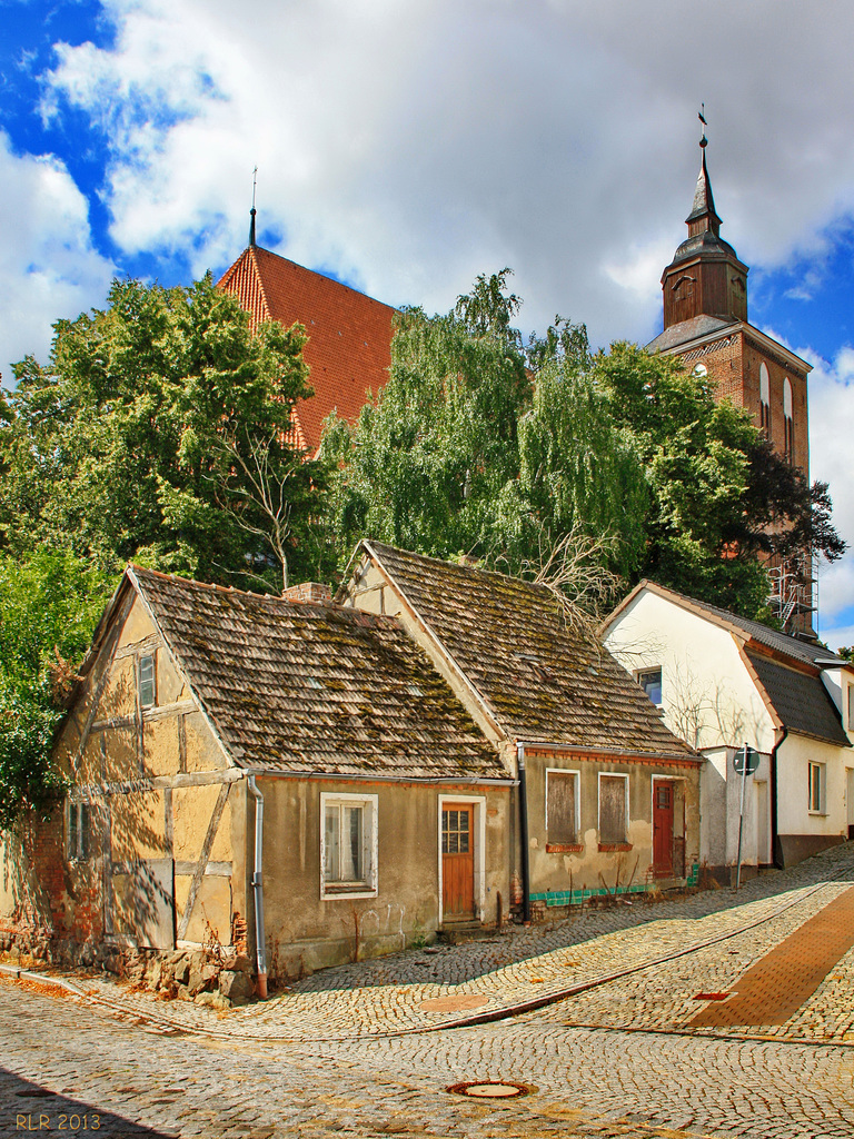 Altentreptow, hinter der Kirche