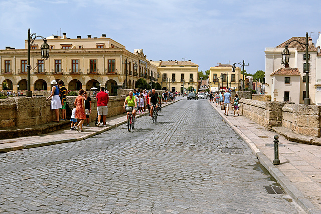 Ronda - Blick über die "Puente Nuevo" zum "Plaza España"