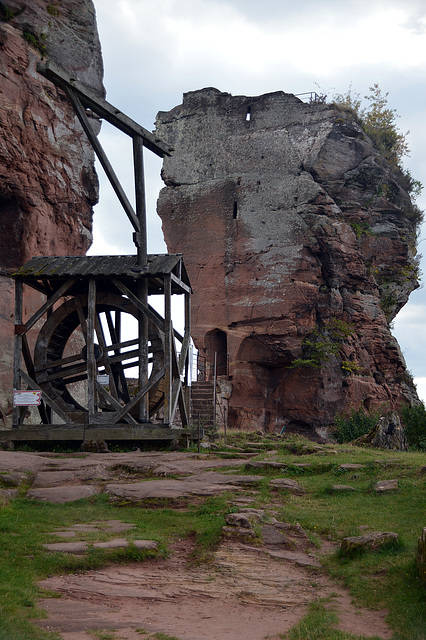 Rad um das Wasser aus dem Brunnenschacht zu holen für die Burg Fleckenstein