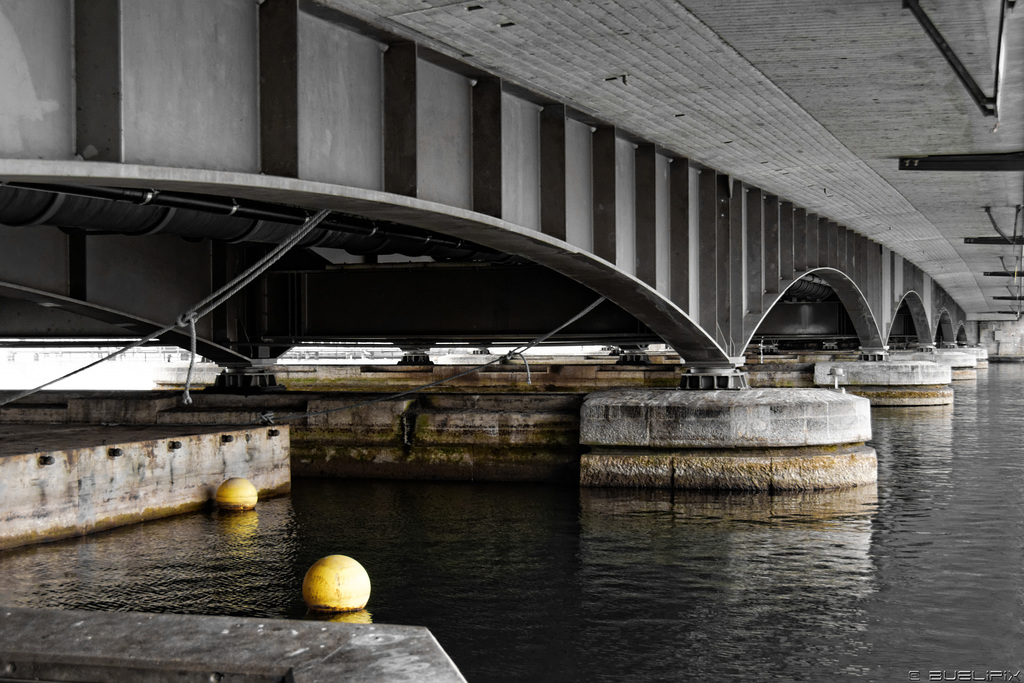 unter der Quaibrücke (© Buelipix)