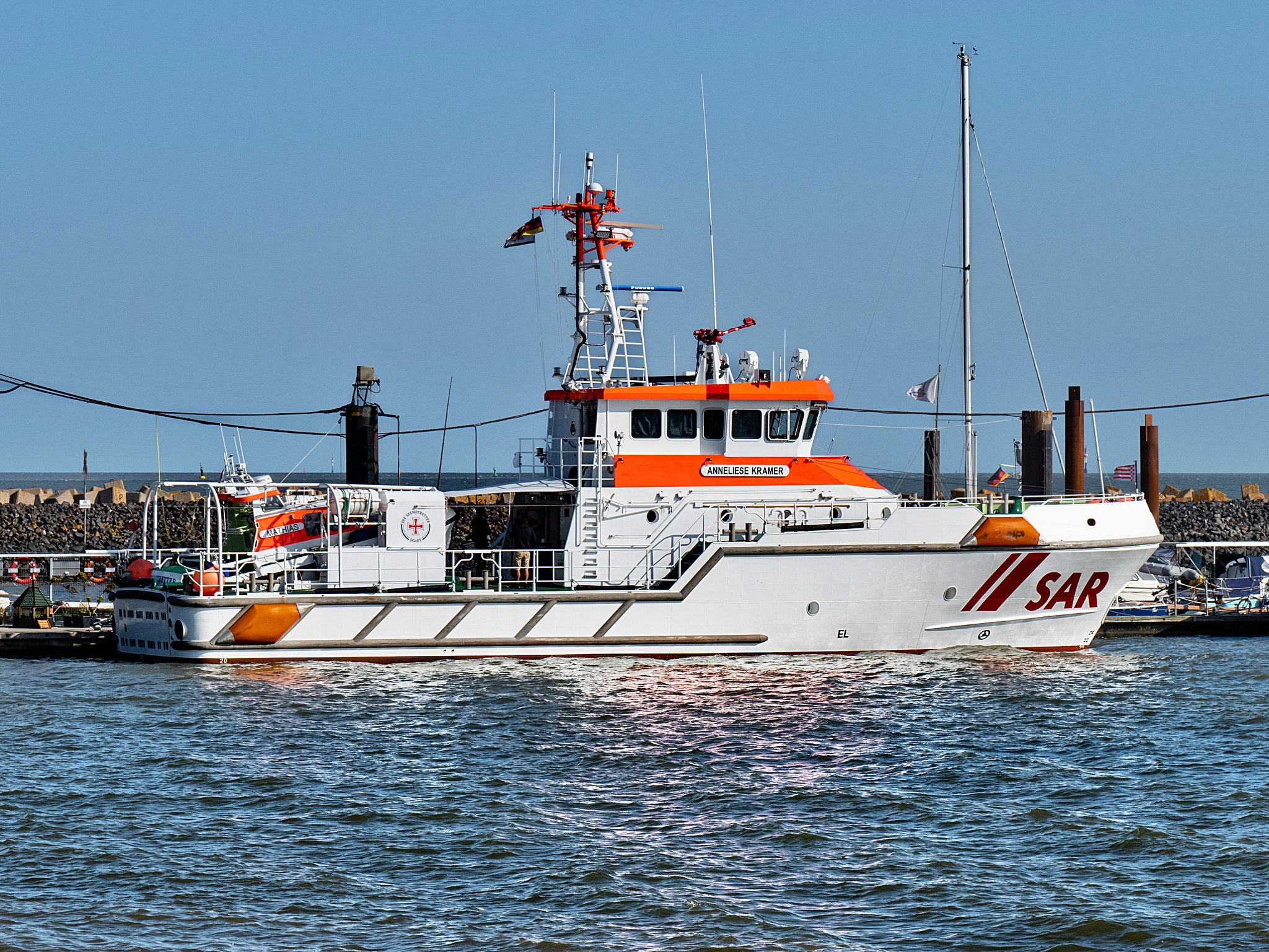 Toll, dass es sie gibt! Rausfahren, wenn andere reinkommen... Hier der Seenotrettungskreuzer "Anneliese Kramer" 5 x PiP - Cuxhaven