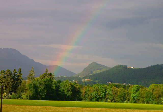 Regenbogen in den Bergen