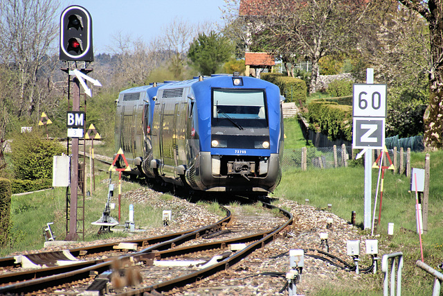 Valdahon (25) 21 avril 2017. Le TER La-Chaux-de-Fonds (CH) - Besançon arrive en gare du Valdahon.