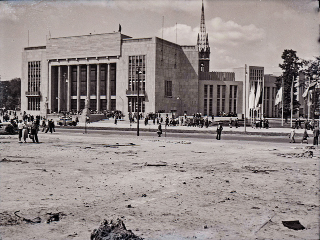 Deutsche Sporthalle in Berlin 1951 mit Kirchturmruine