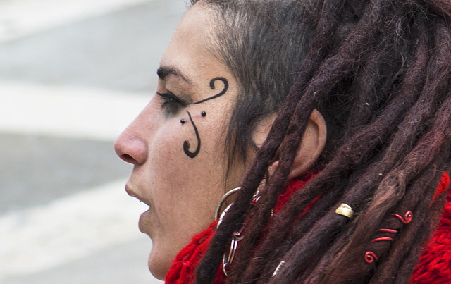 Con rasta, pircing, tatuaje...