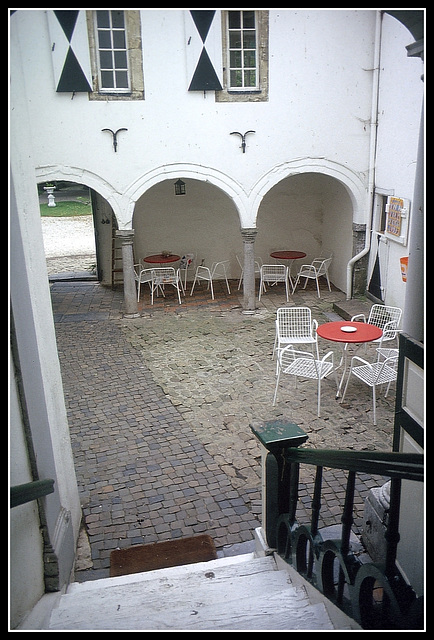 Kasteel  Lemiers 1977 (HCS) terras binnenhof lemiers