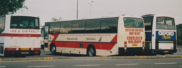 Coaches at Gatwick Airport – 1 Jul 1990 (120-35)