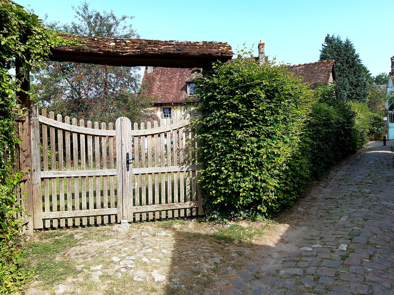 HFF  - HAPPY FENCE FRIDAY