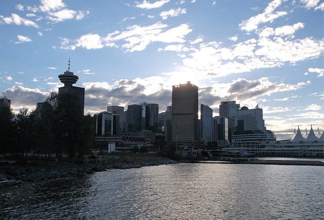 Une tour sous les nuages vancouvérois