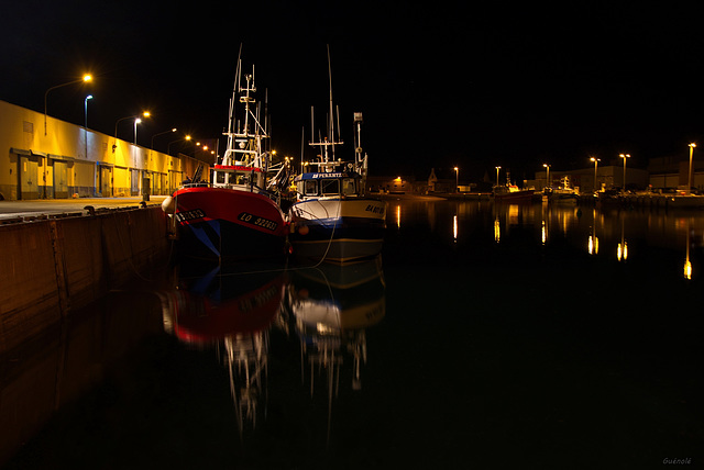 Oui c'est beau un port la nuit.