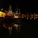 Oui c'est beau un port la nuit.