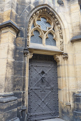 Otra puerta de la Catedral de San Vito en Praga