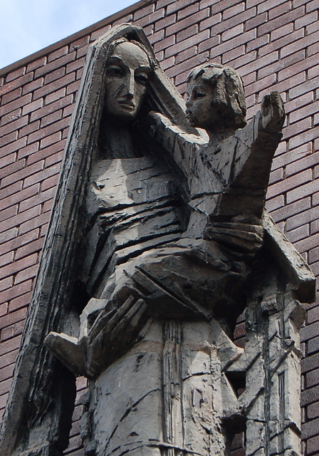 Mother and Child by Tadeuz Zielinski, Katyn House, Bordesley Street, Birmingham