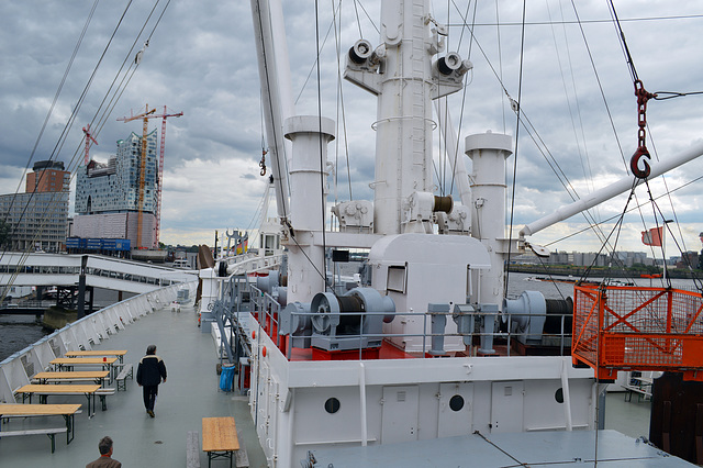 Blick übers Achterdeck, hin zu der damals noch nicht vollendeten Elbphilharmonie