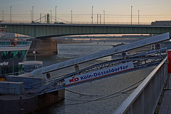 Lauter Brücken: Schiffsbrücke Anlegerbrücke Straßenbrücken Eisenbahnbrücke