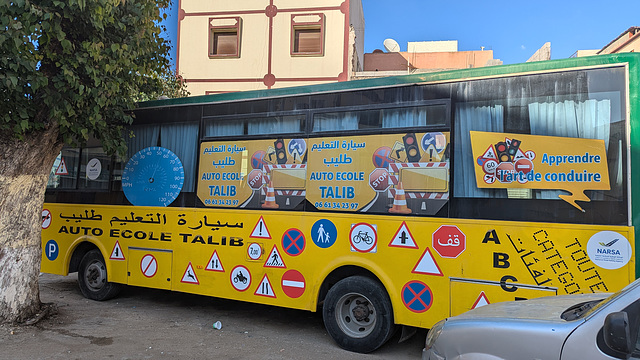 Bus jaune et joliment décoré.