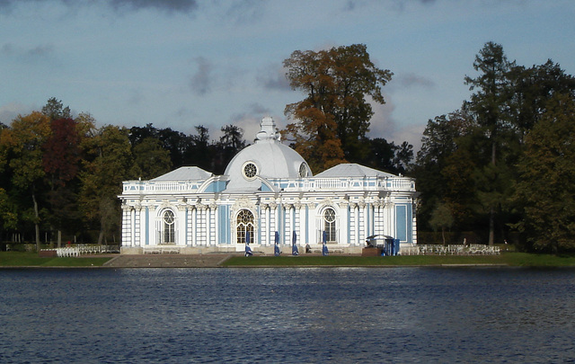 "Seeschlösschen" im Park vom Katharinen-Palast