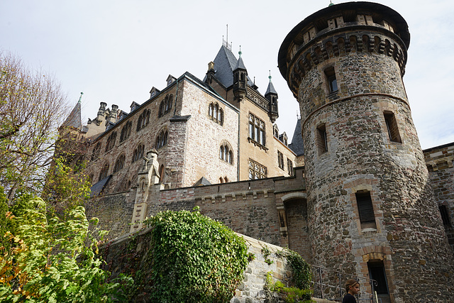 Blick von der äußeren Mauer zum Hauptgebäude